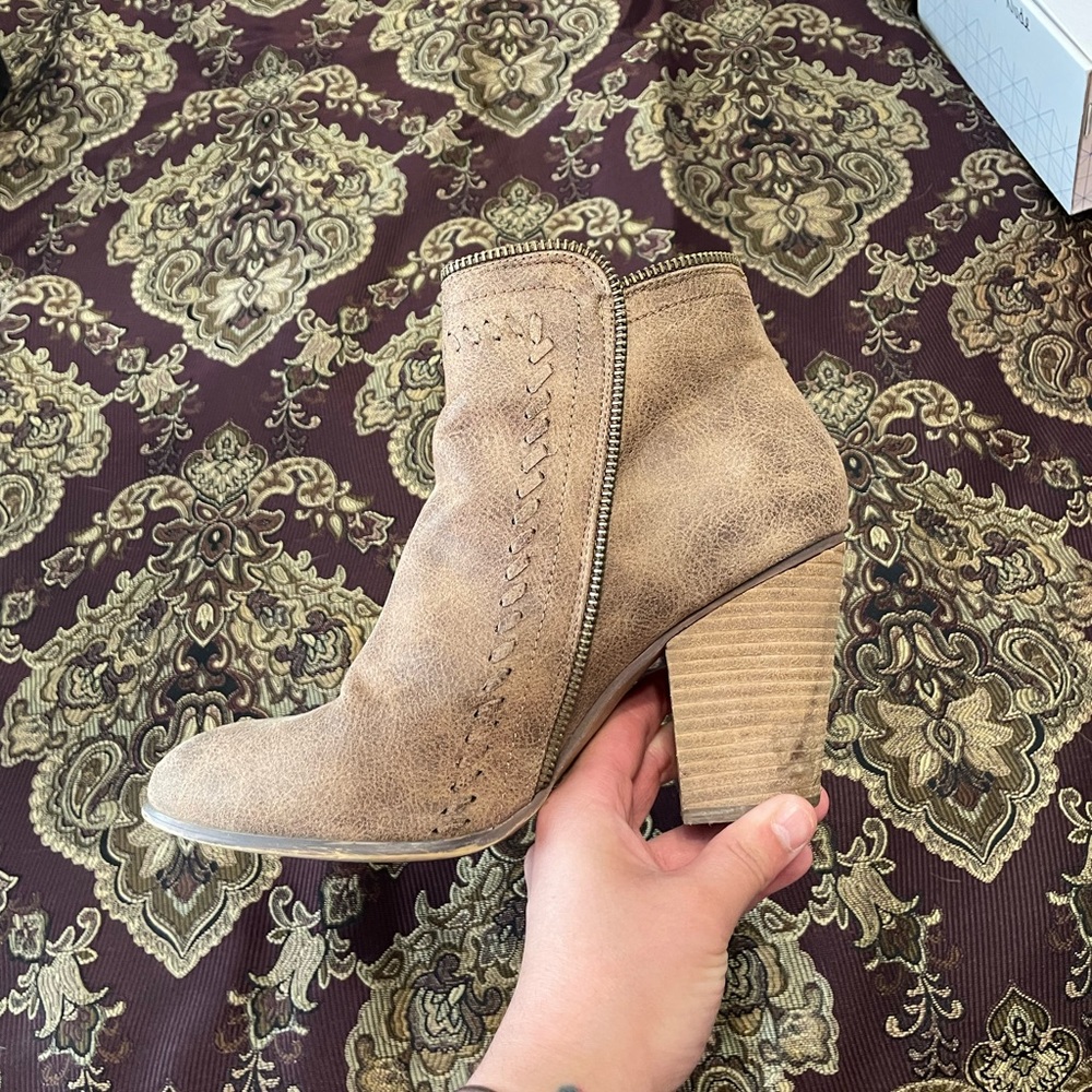 Heeled boots I don’t remember the brand but they are a size 9.5 asking 12$